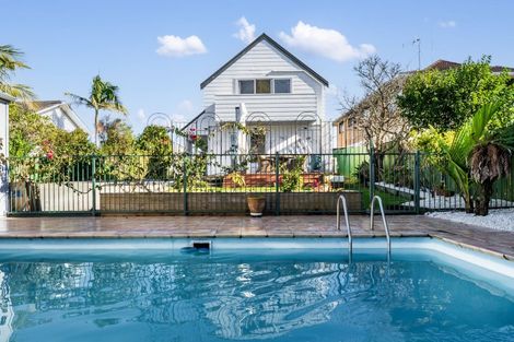 Photo of property in 2/22 Salem Place, Torbay, Auckland, 0630