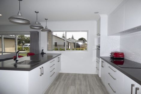 Photo of property in 12 Oakmont Crescent, Waiwhakaiho, New Plymouth, 4312
