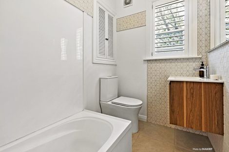 Photo of property in 53 Palliser Road, Roseneath, Wellington, 6011