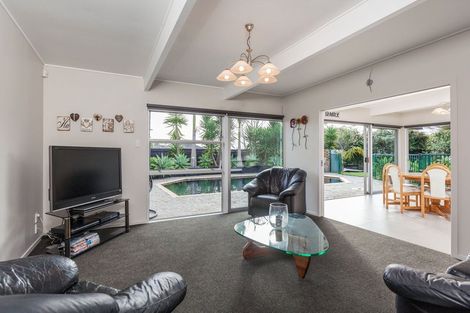 Photo of property in 59 Mcfadzean Drive, Blockhouse Bay, Auckland, 0600