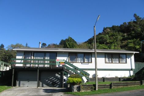 Photo of property in 6 Bogle Grove, Stokes Valley, Lower Hutt, 5019