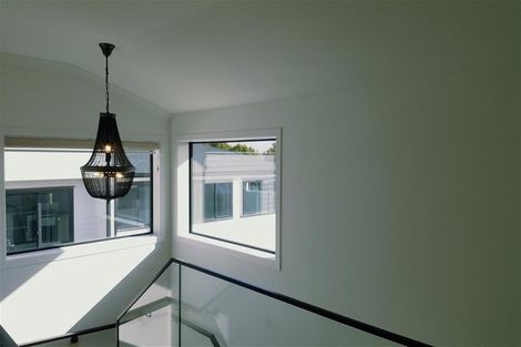 Photo of property in 8 Newport Place, Forrest Hill, Auckland, 0620