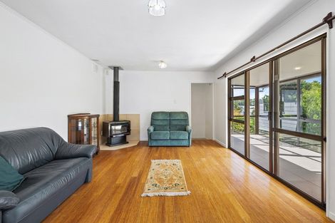 Photo of property in 2/24 Lambrown Drive, Totara Vale, Auckland, 0629