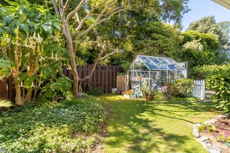 Photo of property in 10 Rosebank Grove, Waikanae, 5036