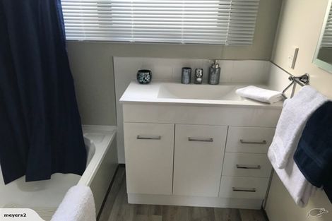 Photo of property in 1/4 Hanson Place, West Harbour, Auckland, 0618