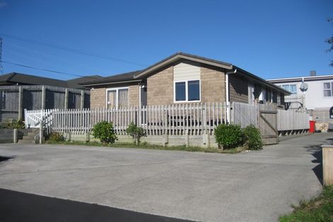 Photo of property in 50a Miles Crescent, Newlands, Wellington, 6037