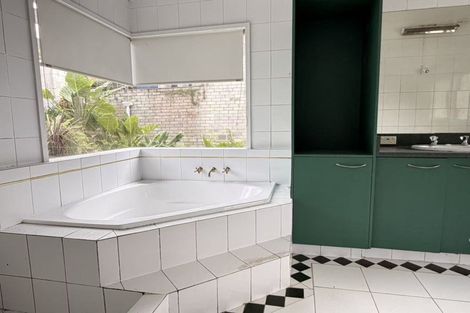 Photo of property in 635 Glenfield Road, Totara Vale, Auckland, 0629