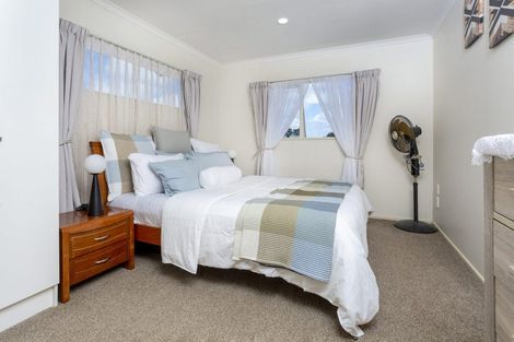 Photo of property in 21 Crimson Park, Oteha, Auckland, 0632