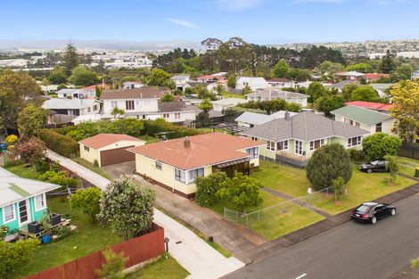 Photo of property in 24 Montmere Avenue, Te Atatu Peninsula, Auckland, 0610