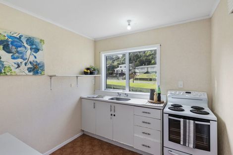 Photo of property in 16 Wagon Road, Stokes Valley, Lower Hutt, 5019