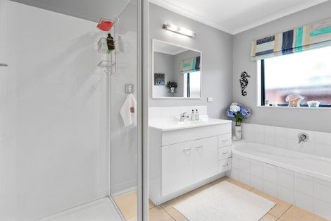 Photo of property in 28 Tomika Crescent, Papamoa Beach, Papamoa, 3118