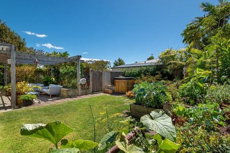 Photo of property in 2/13 Montgomery Avenue, Rothesay Bay, Auckland, 0630