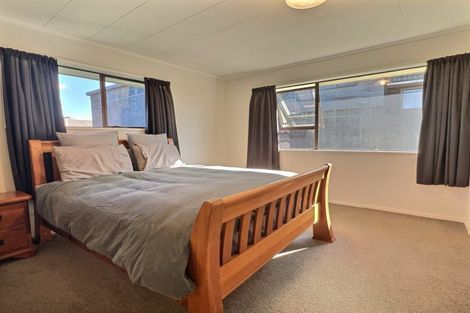 Photo of property in 18 Reeves Street, Waikanae Beach, Waikanae, 5036