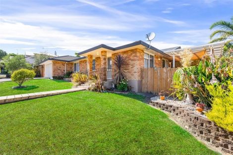 Photo of property in 28 View Ridge Drive, Ranui, Auckland, 0612