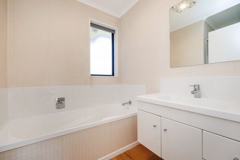 Photo of property in 15 Orlando Way, Kelvin Grove, Palmerston North, 4414