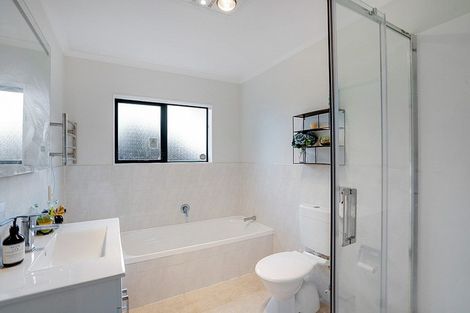 Photo of property in 17 Glenveagh Park Drive, Weymouth, Auckland, 2103