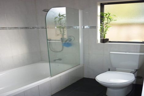 Photo of property in 64a Golf Road, New Lynn, Auckland, 0600