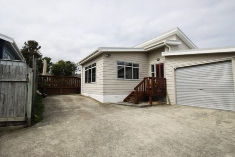 Photo of property in 6b Warrington Grove, Newlands, Wellington, 6037