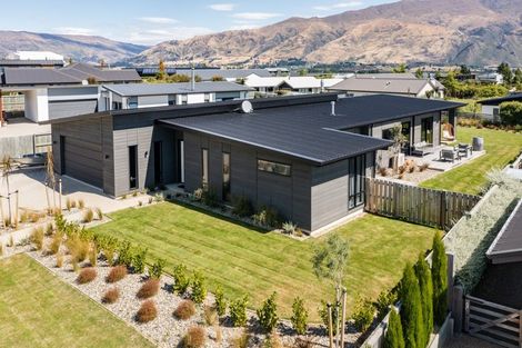 Photo of property in 9 Centre Crescent, Wanaka, 9305