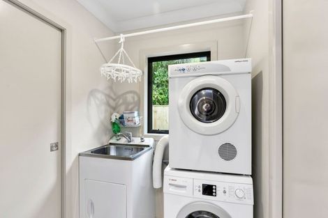 Photo of property in 15 Brindle Way, Newlands, Wellington, 6037