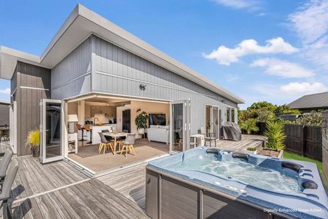 Photo of property in 10 Rena Place, Whitianga, 3510