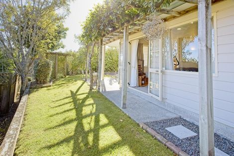 Photo of property in 2/30 Sunset Road, Unsworth Heights, Auckland, 0632