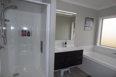 Photo of property in 12 Oakmont Crescent, Waiwhakaiho, New Plymouth, 4312