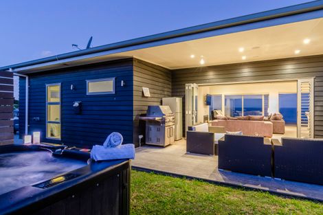 Photo of property in 22 Wonderview Road, Leigh, 0985