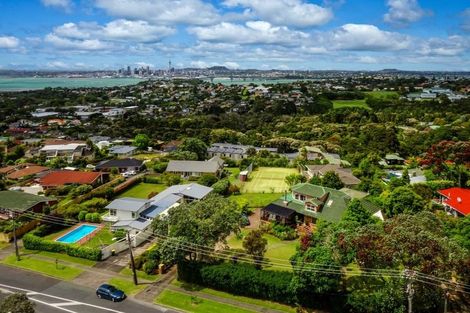Photo of property in 92 Raleigh Road, Northcote, Auckland, 0627