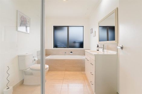 Photo of property in 4 Aporo Drive, Kumeu, 0810