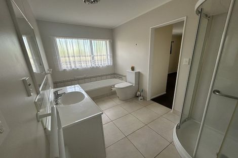 Photo of property in 39 Guildford Drive, Paraparaumu, 5032