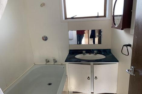 Photo of property in 2/13 Mannering Place, Hillcrest, Auckland, 0627