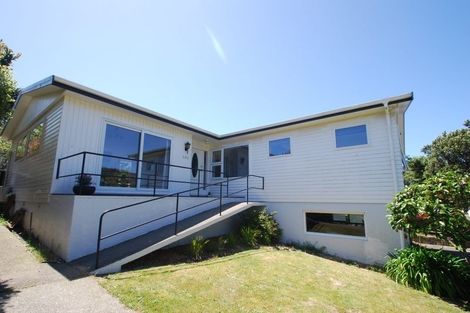 Photo of property in 109 Taylor Terrace, Tawa, Wellington, 5028