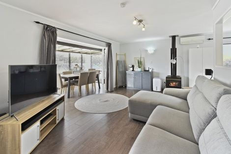 Photo of property in 12 Seaward Place, Wattle Downs, Auckland, 2103