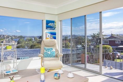 Photo of property in 2/86 Takutai Avenue, Half Moon Bay, Auckland, 2012