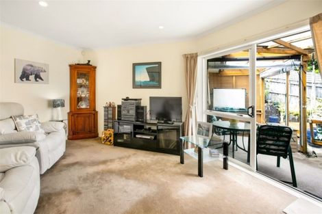 Photo of property in 2 Gendo Avenue, Henderson, Auckland, 0612