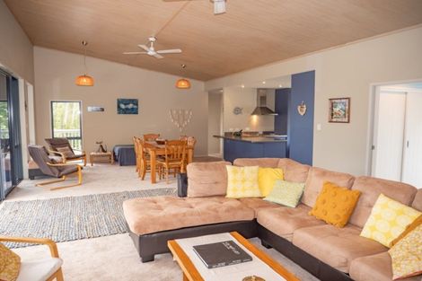 Photo of property in 44 Heretaunga Crescent, Cable Bay, 0420