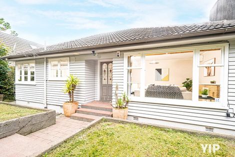 Photo of property in 27 Spenmoor Street, Newlands, Wellington, 6037