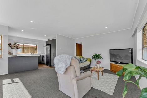 Photo of property in 17 Edgewater Parade, Waiuku, 2123