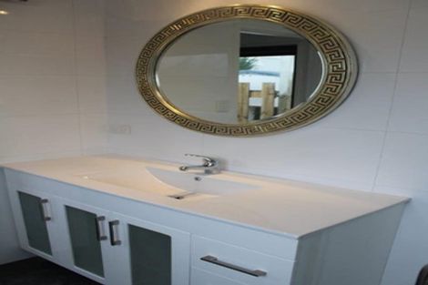 Photo of property in 2 Ware Place, Pakuranga Heights, Auckland, 2010