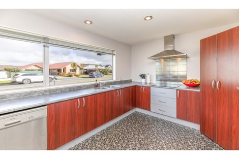 Photo of property in 2 Evergreen Place, Parklands, Christchurch, 8083