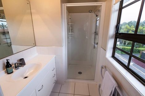 Photo of property in 33 James Evans Drive, Northcote, Auckland, 0627