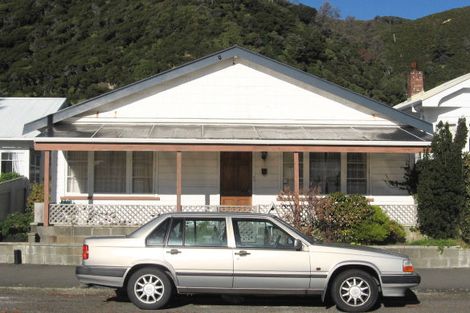 Photo of property in 65 Marine Parade, Eastbourne, Lower Hutt, 5013