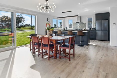 Photo of property in 32 Omahuru Road, Glenbrook, 2681