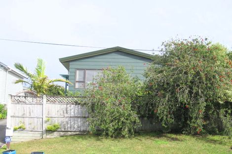 Photo of property in 21 Red Beach Road, Red Beach, 0932