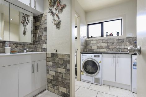 Photo of property in 8 Papatahi Place, Henderson, Auckland, 0610