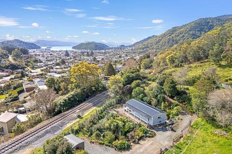 Photo of property in 16 Angle Street, Picton, 7220