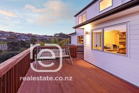 Photo of property in 16 Lakeridge Close, Northcross, Auckland, 0632