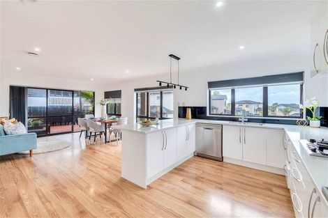 Photo of property in 12 San Casello Rise, Henderson, Auckland, 0612