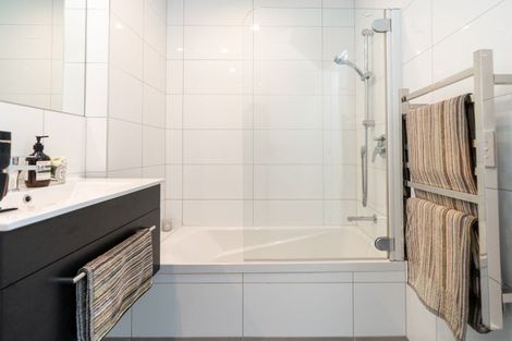 Photo of property in 13/2 Stone Street, Miramar, Wellington, 6022